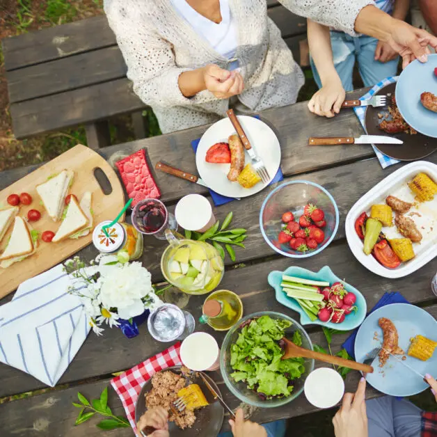 eating with family and without other distraction as part of mindful eating